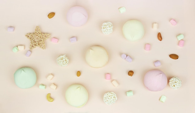 Fondo de alimentos. Marshmallow parece macarrones sobre un fondo pastel, vista superior, plano, tendencia minimalista. Vista superior, endecha plana.