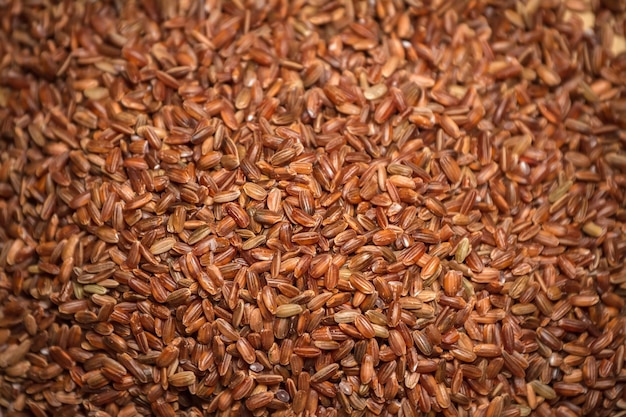 Fondo de alimentos. Muchos granos de arroz en una mesa de madera