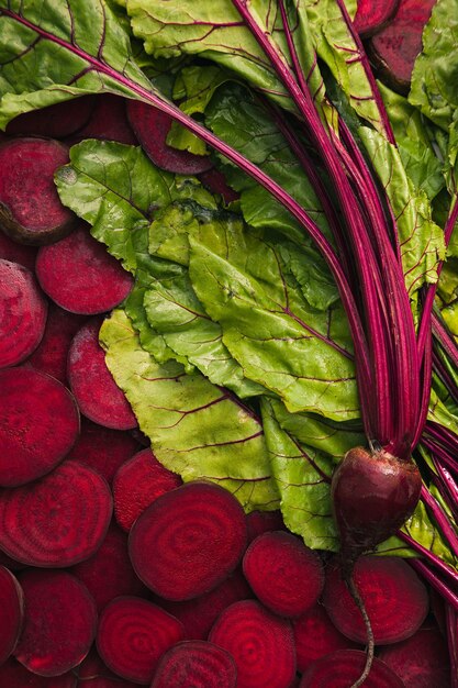 Foto fondo de alimentos con remolacha y rodajas de remolacha.