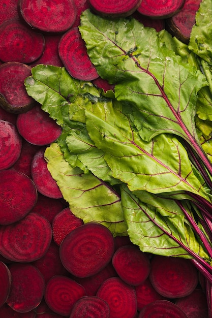 Fondo de alimentos con rodajas de remolacha y hojas.