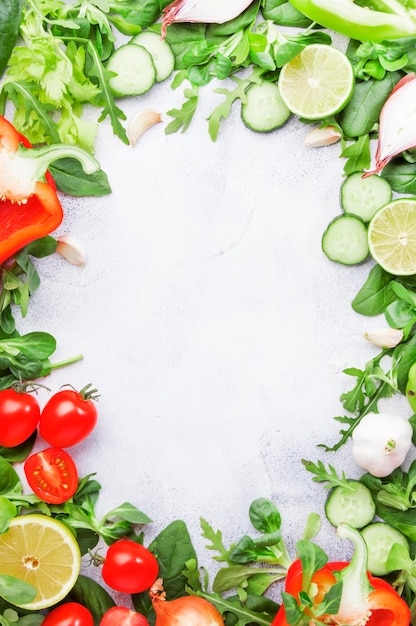Fondo de alimentos saludables con varias hierbas y verduras verdes Ingredientes para cocinar ensalada Concepto de comida vegetariana y vegana Espacio de copia de vista superior