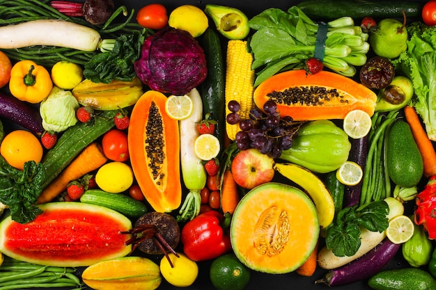 Fondo de alimentos saludables de una variedad de frutas y verduras frescas en una composición creativa plana