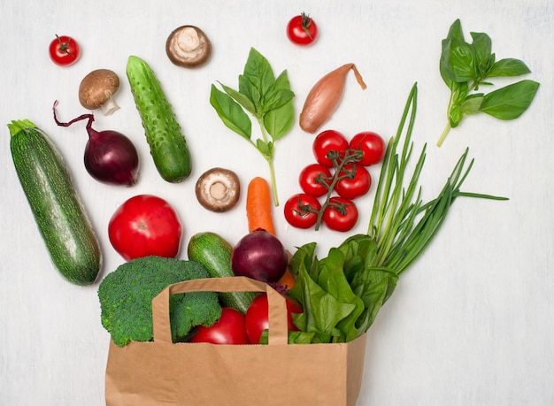 Fondo de alimentos saludables Verduras y verduras en bolsa de papel sobre fondo blanco Comida de compras