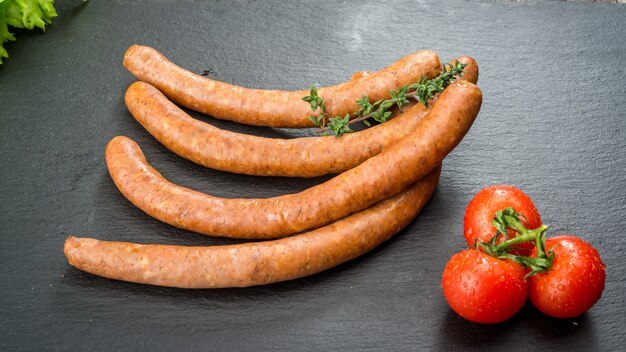 Fondo de alimentos Snack salchichas en una mesa de madera