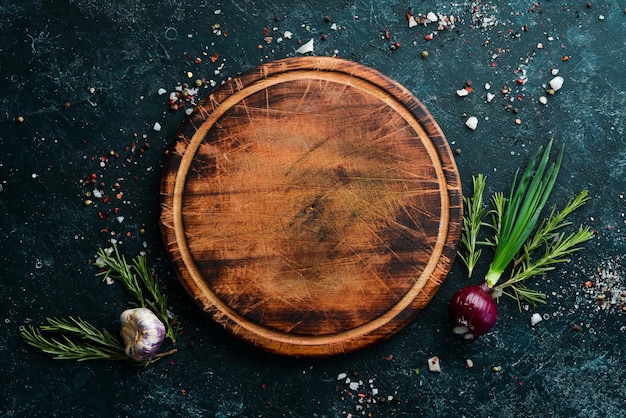 Fondo de alimentos Tablero de cocina en la mesa con especias y hierbas Vista superior