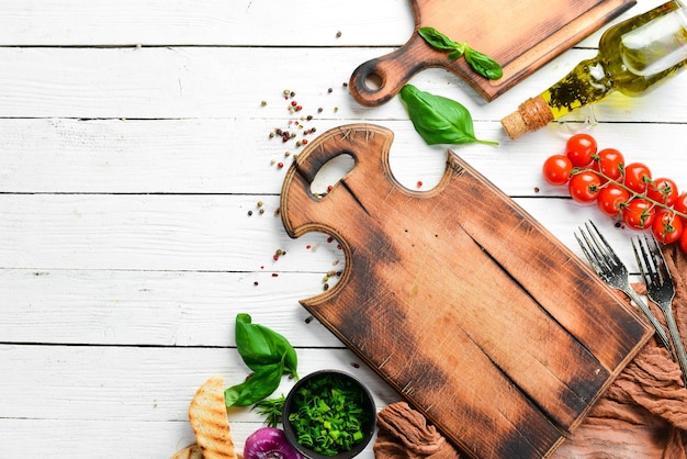 Fondo de alimentos Tablero de cocina verduras especias y utensilios de cocina en la mesa vieja Espacio de copia libre