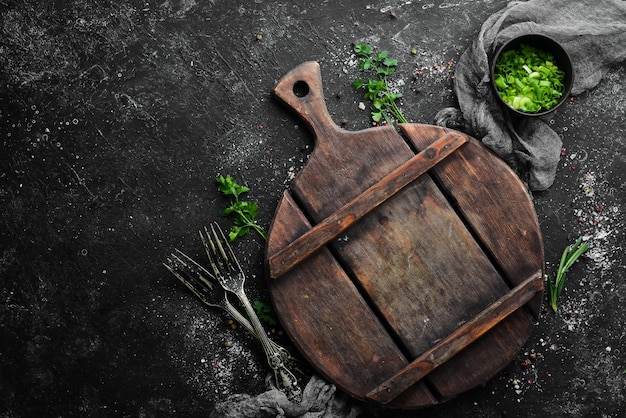 Fondo de alimentos Tablero de cocina verduras especias y utensilios de cocina en la mesa vieja Espacio de copia libre