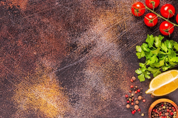 Fondo de alimentos con verduras, especias, hierbas.