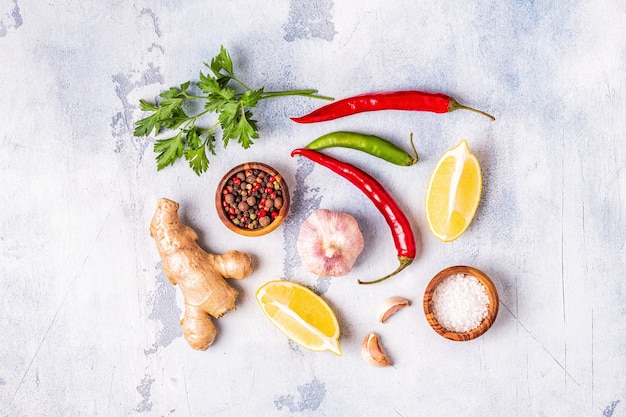 Fondo de alimentos con verduras, especias, hierbas.