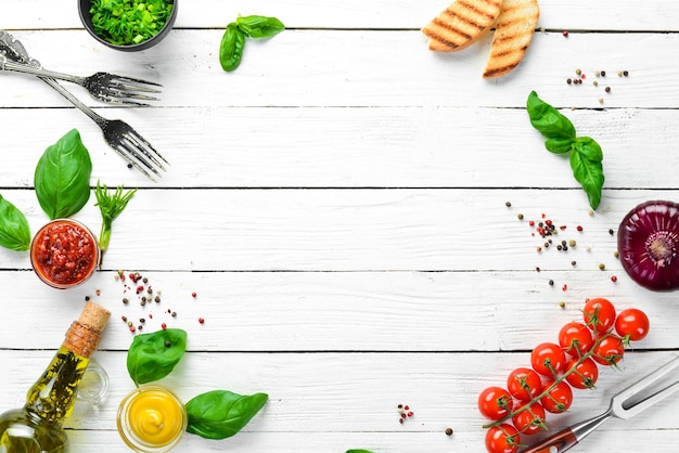 Fondo de alimentos Verduras especias y utensilios de cocina en la mesa antigua Espacio de copia libre