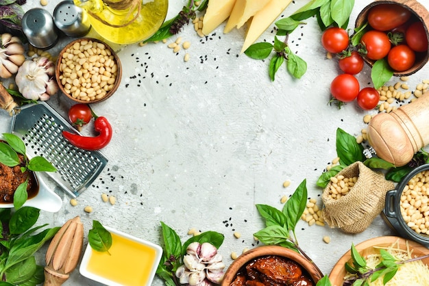 Fondo de alimentos Verduras frescas especias albahaca queso y especias Sobre un fondo de hormigón Vista superior