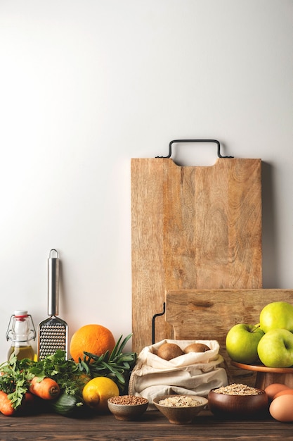 Fondo de alimentos, verduras, frutas y cereales en una mesa de madera en la cocina, ingredientes de cocina saludables. Copia espacio