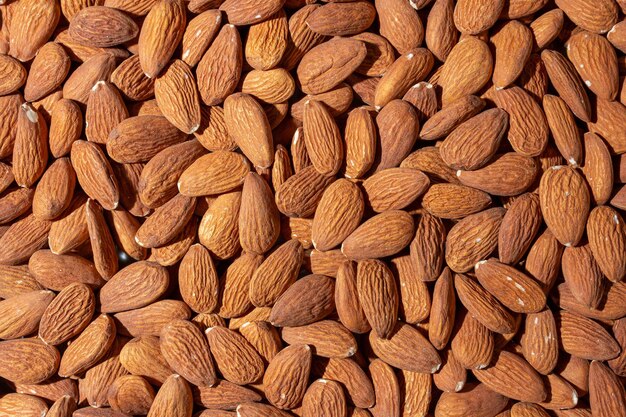 Fondo de almendras esparcidas de nueces de almendras