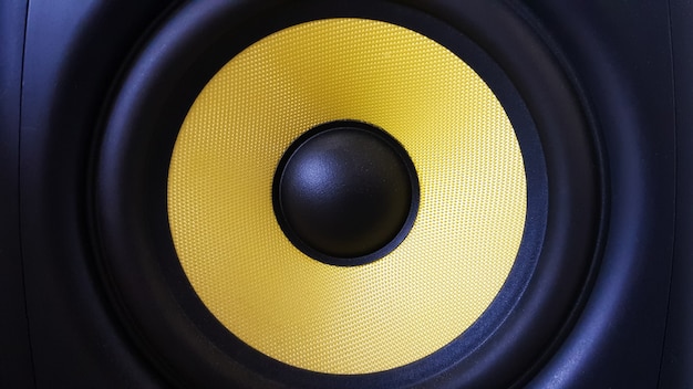 Fondo de altavoz. Woofer, primer plano del subwoofer amarillo. Equipo de estudio profesional. Monitor vocal para mezclar y grabar música. Monitores de escritorio de alta calidad.