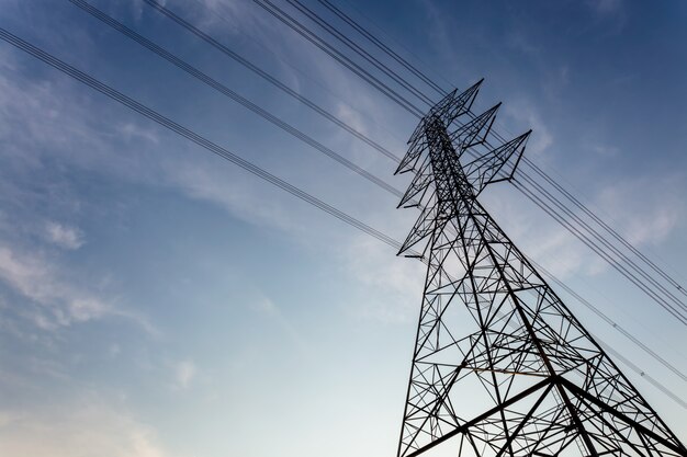 Fondo de alto voltaje del cielo de la torre del polo de la electricidad.