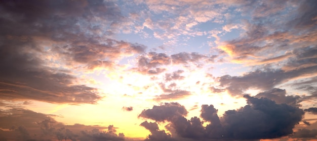 Fondo de amanecer dramático fondo de puesta de sol cielo con nubes en el fondo de luz del cielo de amanecer
