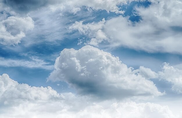 El fondo del amanecer de las nubes del cielo