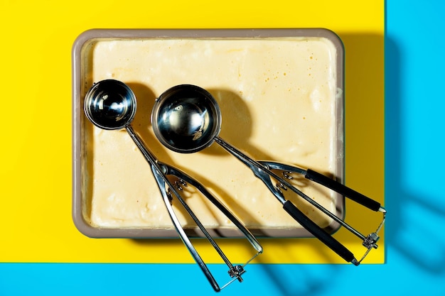 Un fondo amarillo y azul con una bola de helado de vainilla.