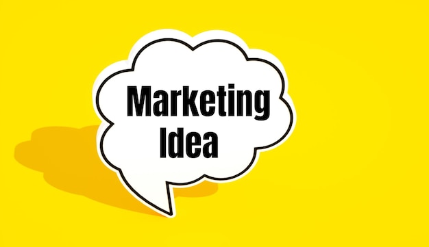 Un fondo amarillo con una burbuja de habla que dice idea de marketing