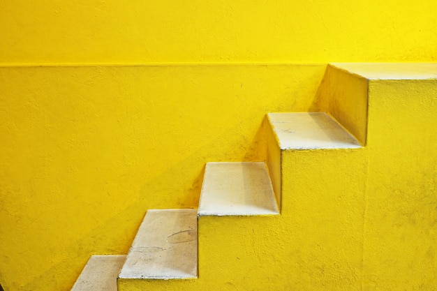 fondo amarillo de la escalera
