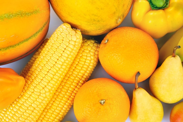 Fondo amarillo de frutas y verduras