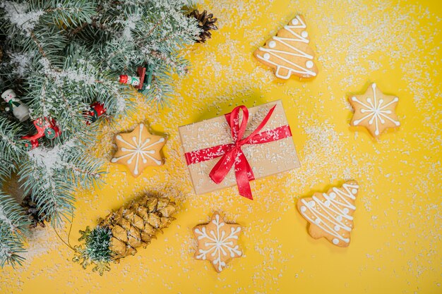 Fondo amarillo navideño con cajas de regalo