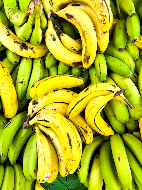 Fondo amarillo de plátano fresco en el mercado de frutas