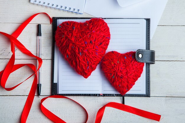 Foto fondo de amor con corazón rojo para la tarjeta de felicitación del día de san valentín