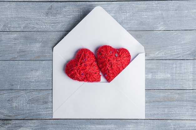 Fondo de amor con corazón rojo para la tarjeta de felicitación del día de San Valentín