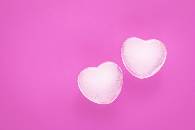 Fondo de amor Tarjeta rosa romántica, plantilla con dos corazones de hielo. Copia, espacio de texto. Símbolo del día de san valentín.