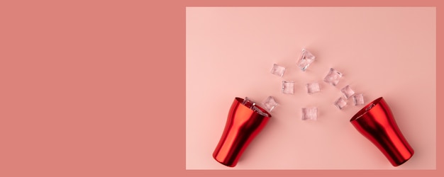 fondo ancho rosa con una taza roja y hielo en el suelo