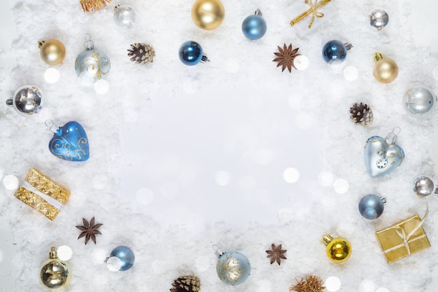 Fondo de año nuevo de adornos navideños en la nieve con espacio de copia