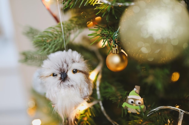 Fondo de año nuevo árbol de navidad brillante con bolas y adornos