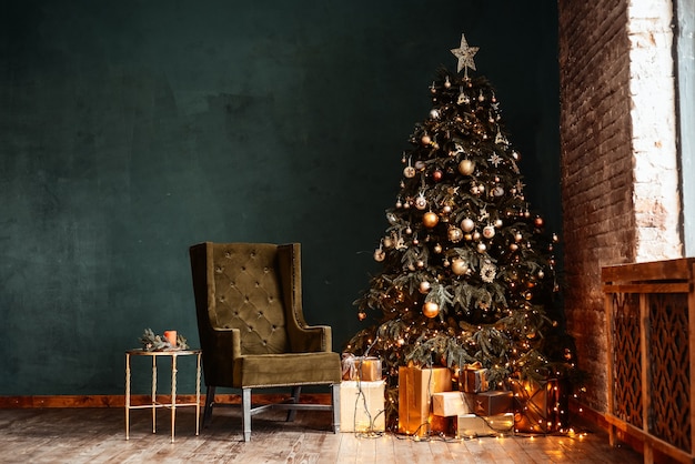 Fondo de año nuevo. Interior de la sala de Navidad del desván. Luz, regalos, velas e iluminación cálida en interiores.