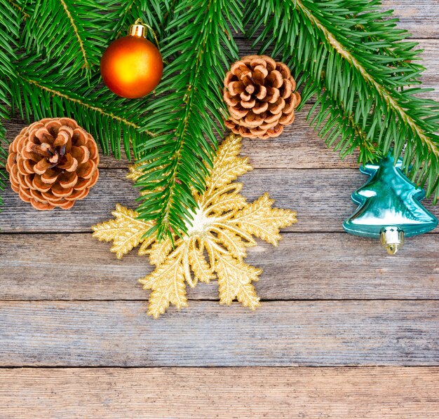 Fondo de año nuevo o Navidad: ramas de abeto, bolas de cristal coloridas