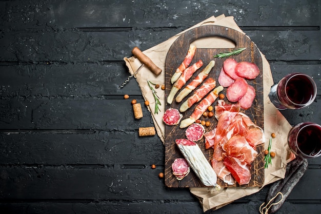 Fondo antipastoAperitivos italianos tradicionales con vino tinto