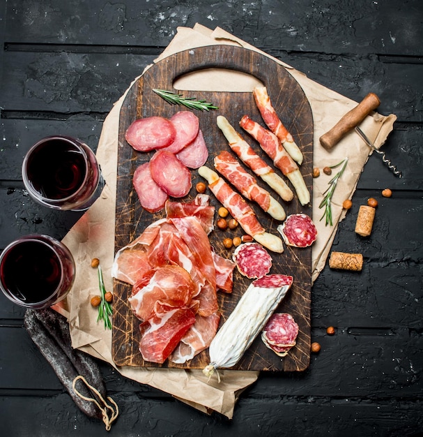 Fondo antipastoAperitivos italianos tradicionales con vino tinto