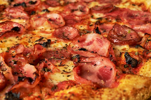 Fondo apetitoso de la pizza de pepperoni del fondo que llena el marco.