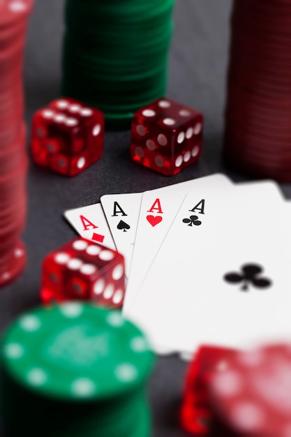 Fondo de apuestas de casino As jugando a las cartas con fichas de apuestas y dados