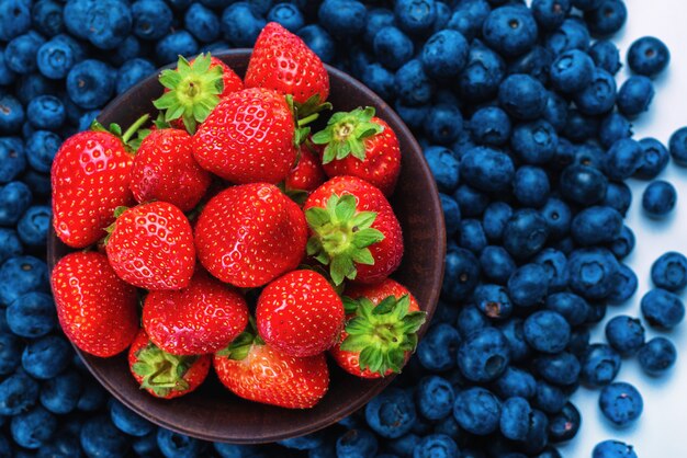 Fondo de arándanos y fresas. Vista superior.