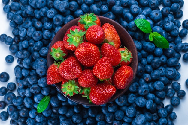 Fondo de arándanos y fresas. Vista superior.