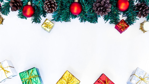 Fondo de árbol de navidad y año nuevo sobre fondo blanco