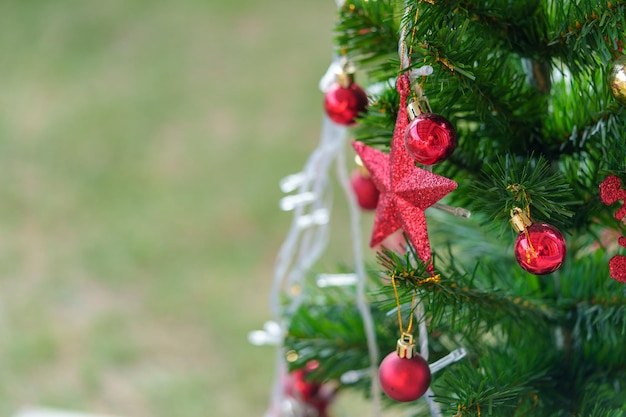 Fondo de árbol de Navidad y árbol de Navidad decorado sobre fondo borroso