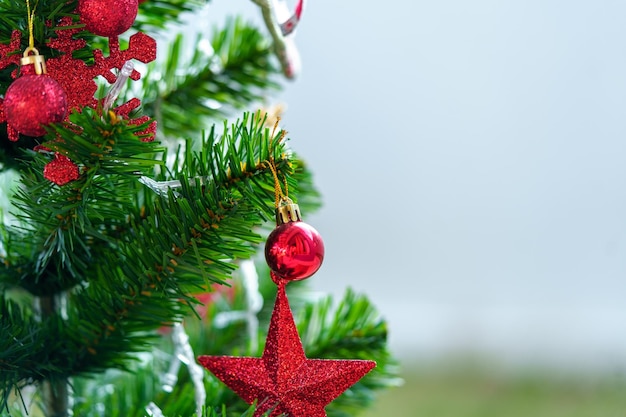 Fondo de árbol de Navidad y árbol de Navidad decorado sobre fondo borroso