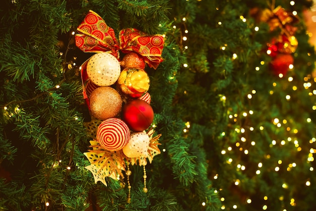 Fondo de árbol de Navidad con decoración y luz bokeh