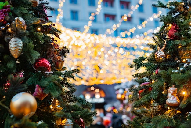 Fondo de árbol de Navidad. Decoraciones globos de vacaciones de año nuevo, luces de copos de nieve de juguetes, decoración de banner bokeh espacio libre