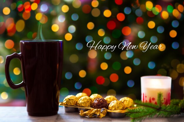 Fondo de árbol de Navidad con gerland con cacao y dulces Chocolate caliente con dulces en