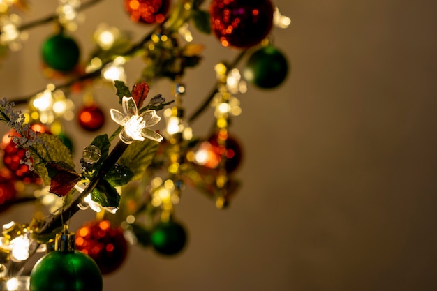 Fondo de árbol de Navidad con luces y adornos