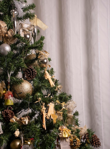 Fondo de árbol de navidad de lujo para tarjeta de navidad de retrato con adornos dorados y fondo de cortina blanca