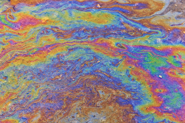 Fondo de arco iris de gasolina derramada, contaminación por derrames de peligro industrial, textura abstracta multicolor